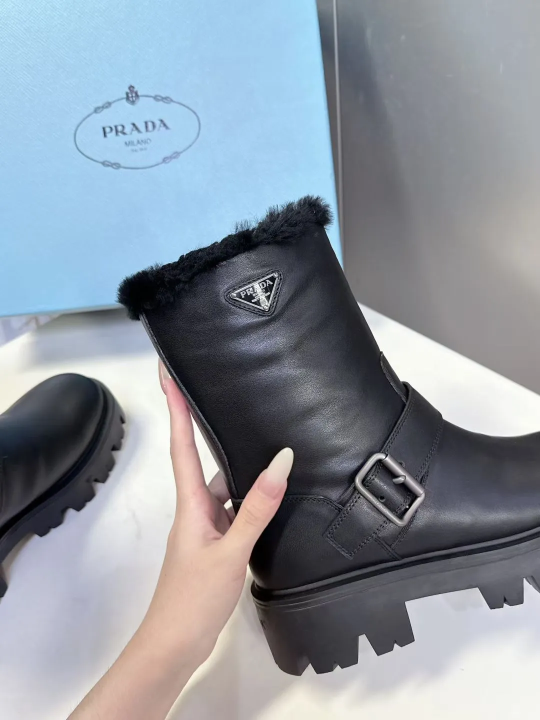 👟👟Ex-factory price 660👟👟 PRADA Prada's latest fall and winter triangular logo slip-on furry boots. There are many celebrities and Internet celebrities. A series that cannot be bought in winter. It is definitely this year's big hit. It is very good-looking. Simple upper design. Highly brand-recognizable triangle logo embellishment. Full of details. The upper foot is large and slim, and the legs are slim. This piece is just right. The outsole height is 5CM, which can instantly increase your height. It is a perfect tool for heightening. The whole series uses a variety of imported materials: polished and waxed calf leather, high mercerized cow suede, real wool lining, super warm, original combined rubber foam outsole, light and comfortable, Size: 35-41 (40 41 customized, non-refundable) 3044